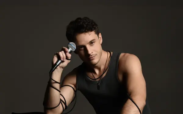 Alexander Zenoz holding a microphone