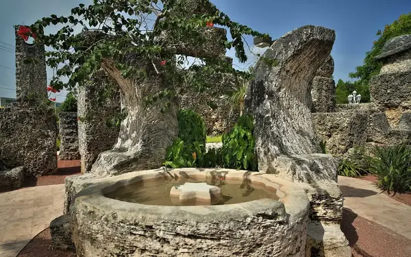 Coral Castle half moons sculpture
