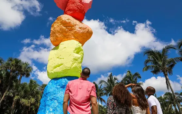 Group studies Ugo Rondione's Miami Mountain on the lawn of the Bass Museum 