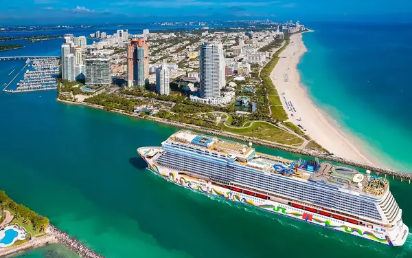 Norwegian Encore in Government Cut