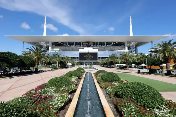 Fountain and entrance at Hard Rock Stadium