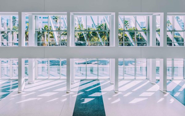 Vista guardando fuori dalle finestre anteriori del Miami Beach Convention Center