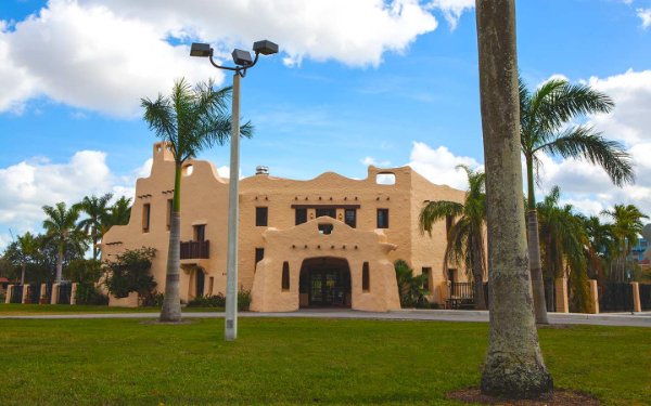 exteriores de Curtiss Mansion en Miami Springs