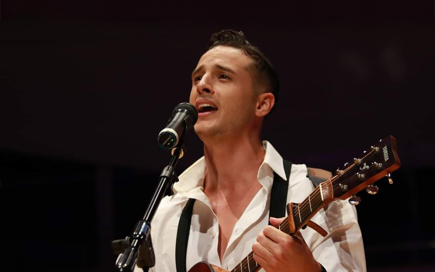 Alexander Zenoz performing with guitar