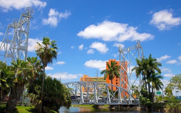 View nan Parker Vertical Lift Bridge la nan Miami Springs