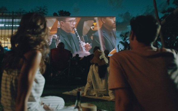 Couple enjoying the New World Symphony Wallcast on a picnic blanket