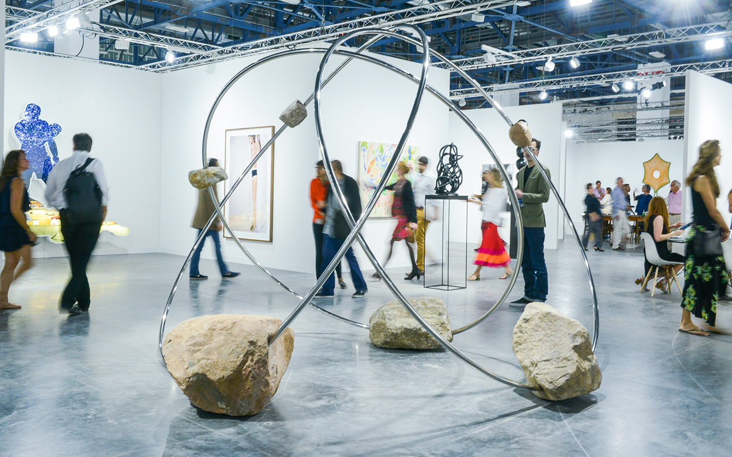Galerieräume mit Skulpturen und Gemälden zum Erkunden, Courtesy Art Basel