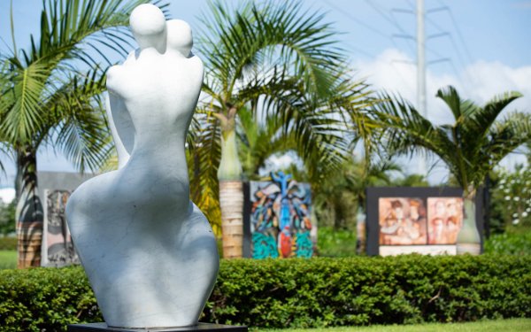 Скульптуры среди пальм в Саду искусств
