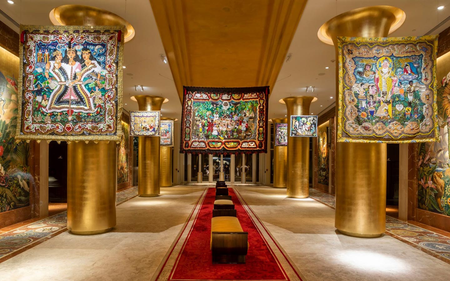 Lobby con mostre d'arte a Faena Hotel