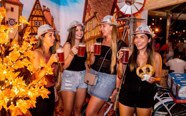 Mulheres no Octoberfest de Wynwood apresentado por Samuel Adams