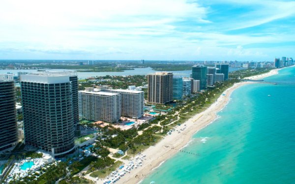 Vista aérea de Bal Harbour Beach e entrada de Haulover