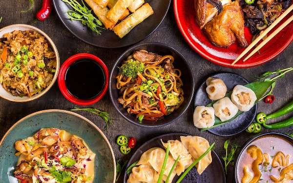 Verschiedene asiatische Gerichte, darunter Nudeln, Knödel und mehr