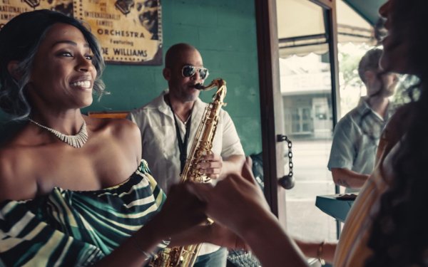 Músicos tocando un saxofón