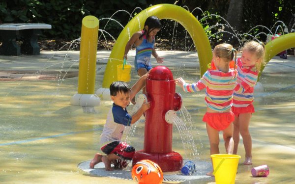 Kinder spielen auf dem Splash 'N Play Spielplatz in Pinecrest Gardens