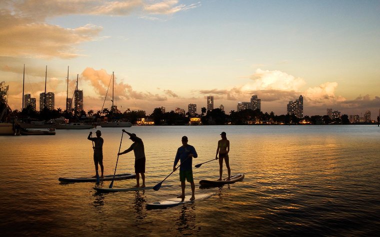 Paddleboarding in der Abenddämmerung