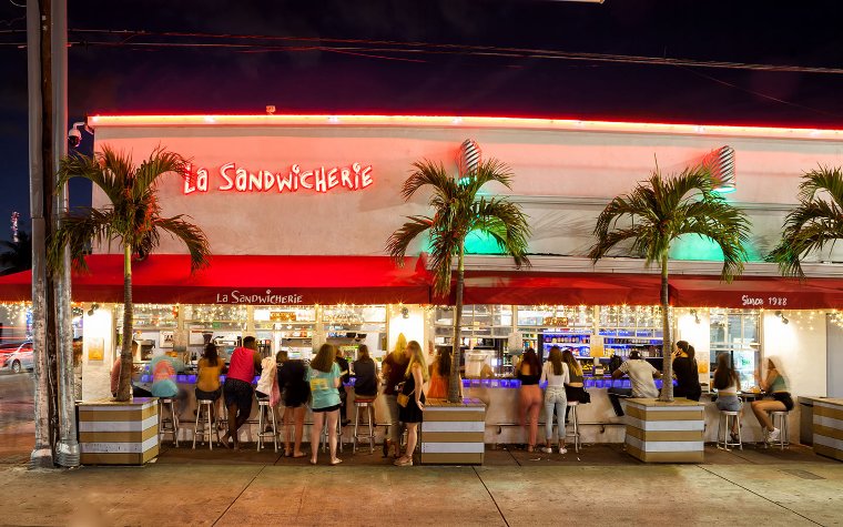 La Sandwicherie at night La Sandwicherie at night