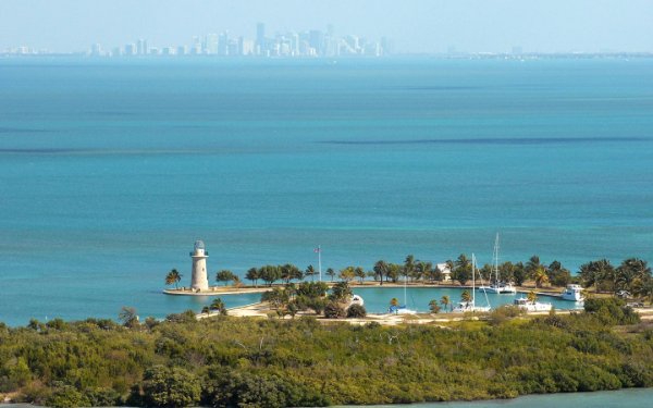 Luftaufnahme der Biscayne Bay mit der Innenstadt von Miami in der Ferne