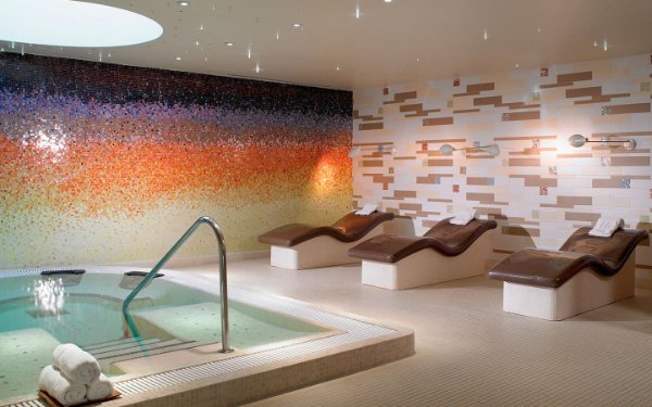 Hydrospa and thermal loungers at the Spa at The Carillon