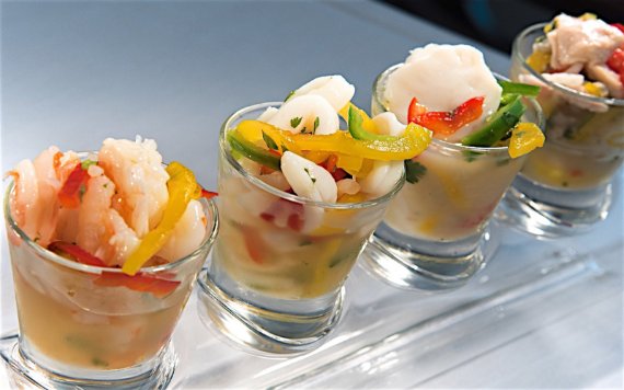 Vassoio di vetro di ceviche in bicchierini
