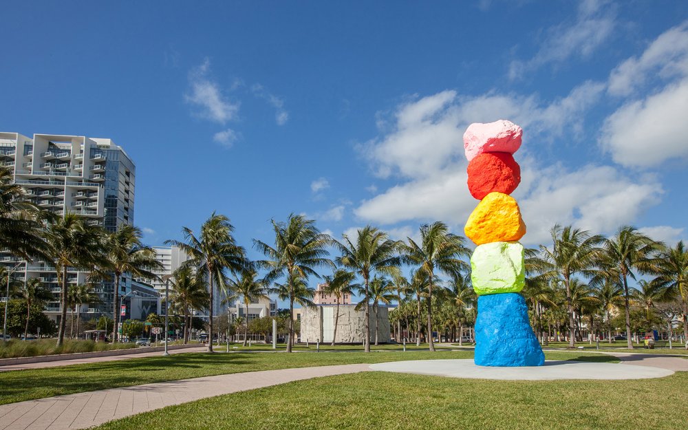 La montaña de Miami de Ugo Rondione en el césped de The Bass Museo