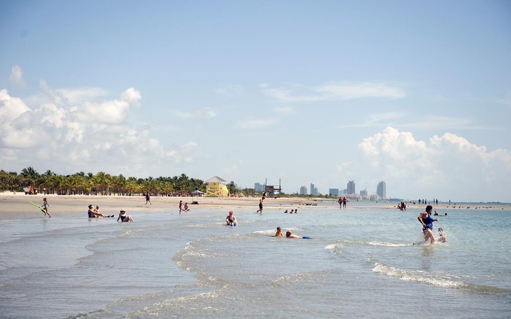 El agua poco profunda en Crandon Park Beach