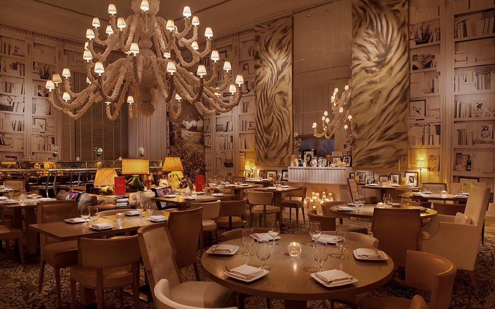 El caprichoso candelabro de The Bazaar cuelga sobre el comedor.