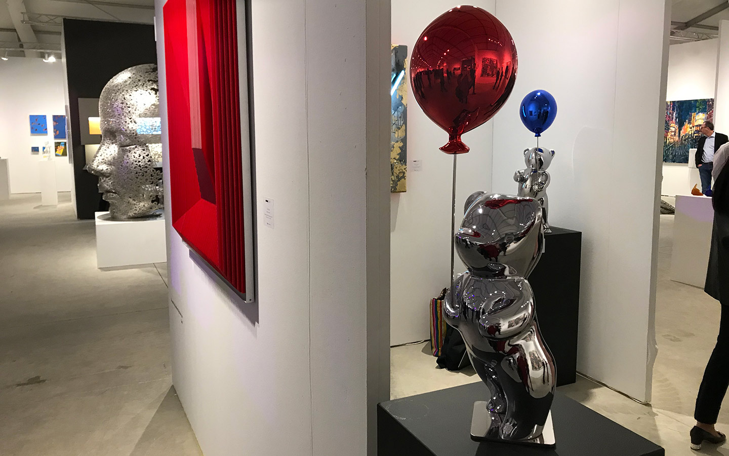 Orsi con sculture di palloncini rossi e blu allo Spectrum Miami e al Red Dot Miami