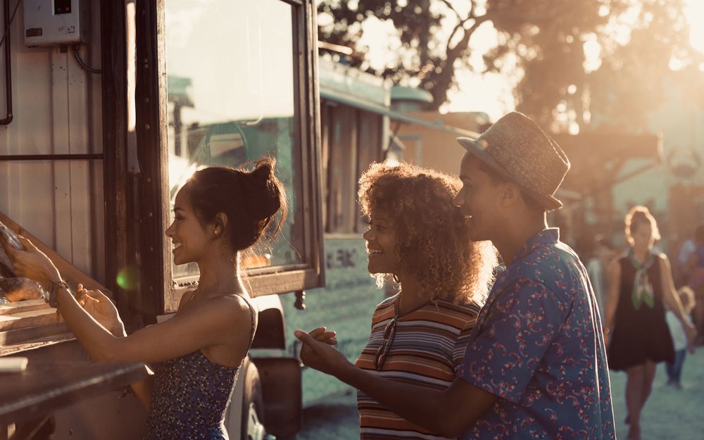 Amigos en la ventana del camión de alimentos en Wynwood Miami