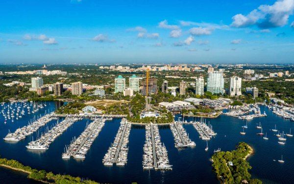 View ayeryen nan Coconut Grove ak marina a