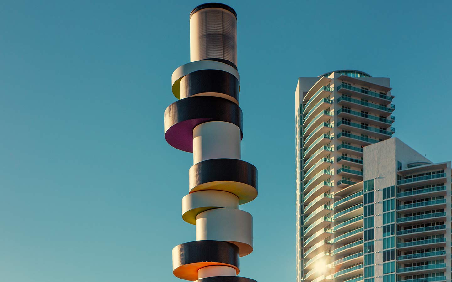 Eigensinnige Leuchtturm-Skulptur von Tobias Rehberger an South Pointe Park