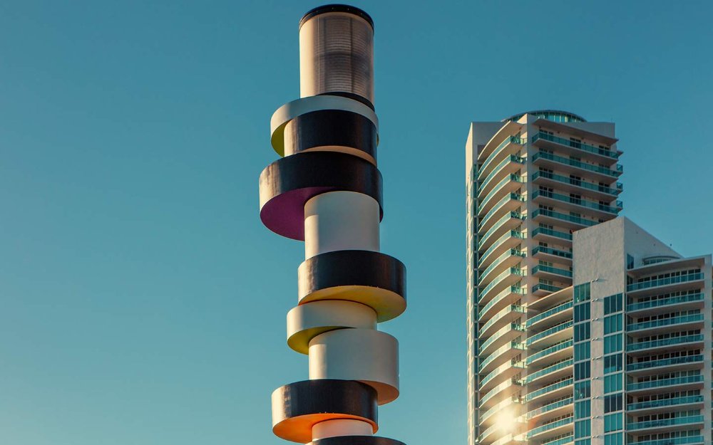 Eigensinnige Leuchtturmskulptur von Tobias Rehberger bei South Pointe Park