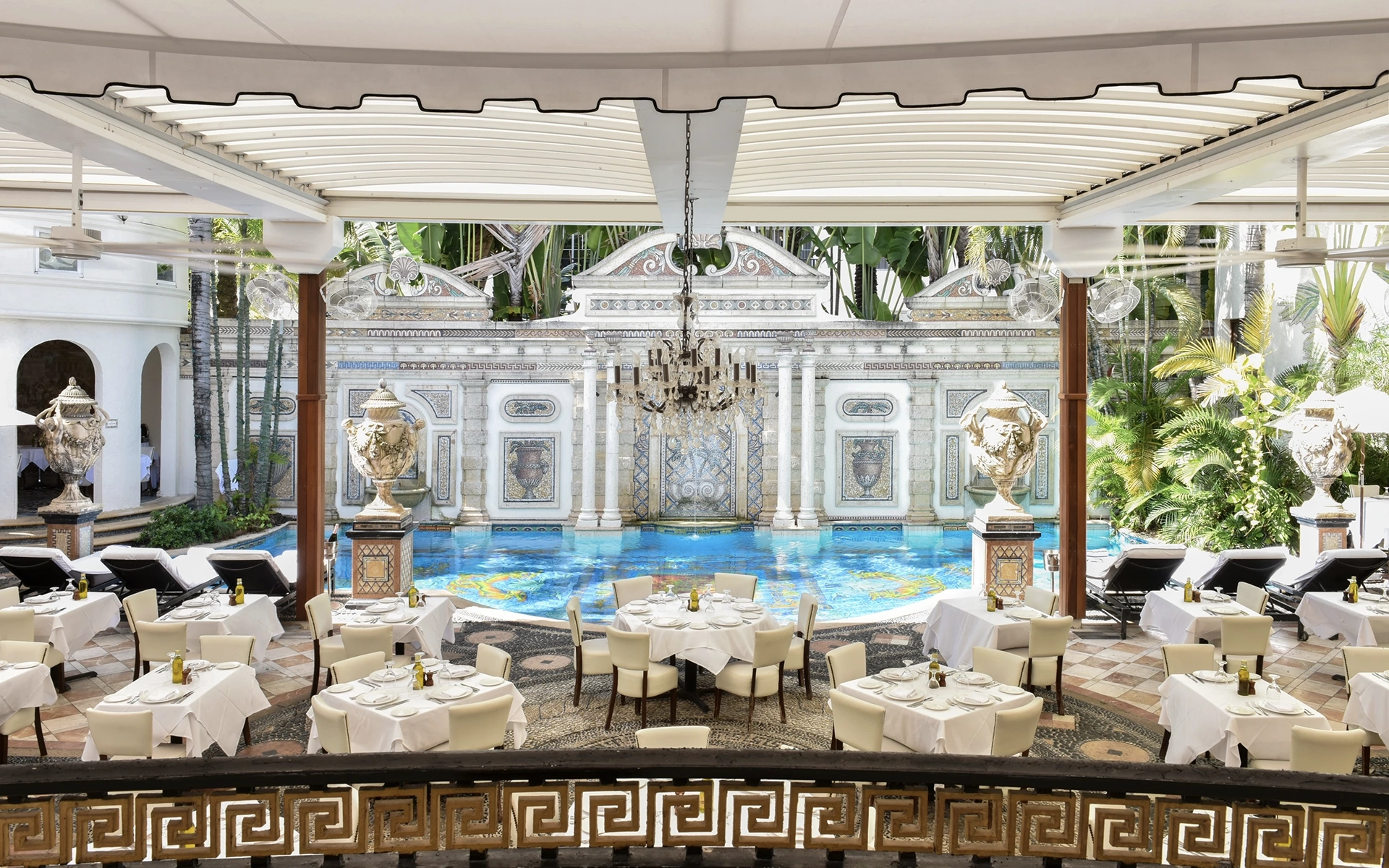 Gianni's poolside tables during the day