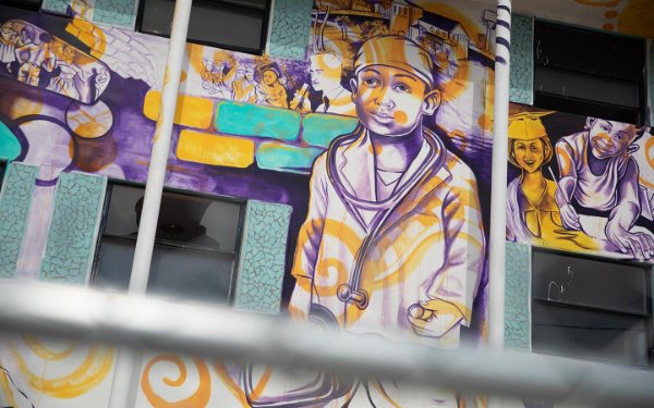 Mural roxo e amarelo de Purvis Young