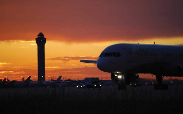 夕暮れの空港と管制塔