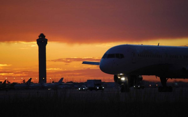 Aeropuerto y torre de control al atardecer