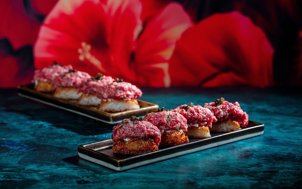Carne Wagyu servida com arroz crocante