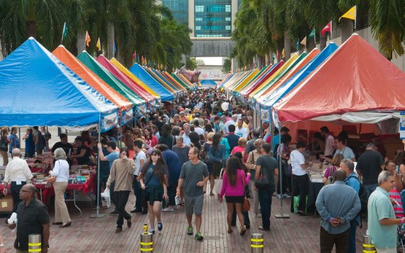 Persone che visitano le tende a Miami Book Fair