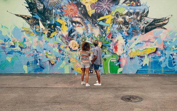 Pareja contemplando el mural de Wynwood 