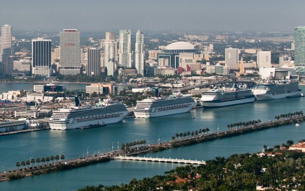 Navios de cruzeiro atracados em PortMiami com o horizonte do centro de Miami ao fundo