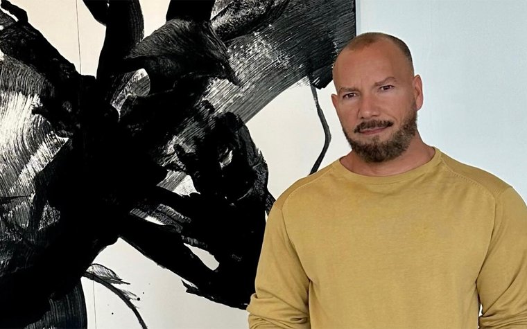 Nestor Paz next to his art Nestor Paz next to his art