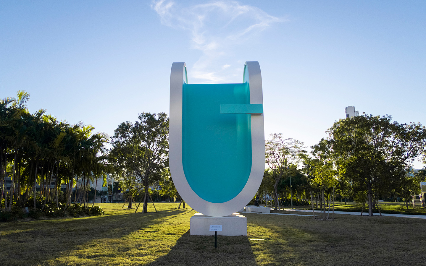 Riesige Aqua-Bent-Pool-Skulptur im Pride Park