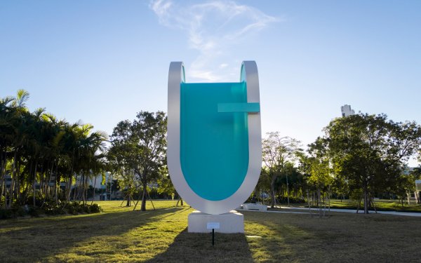 Elmgreen & Dragset 在 Pride Park 的“Bent Pool”， Miami Beach Convention Center