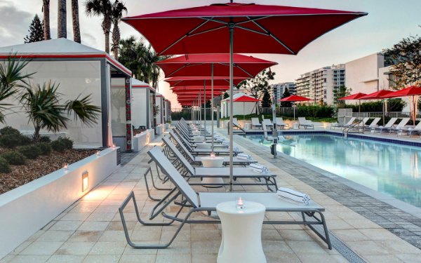 Área da piscina no Residence Inn Miami BeachSurfside
