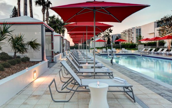 Residence Inn 的泳池区Miami BeachSurfside