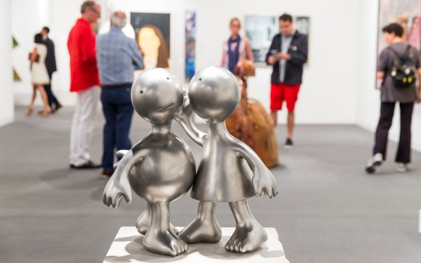 Серебряная скульптура пары, рассказывающей секреты, в галерее Мальборо.