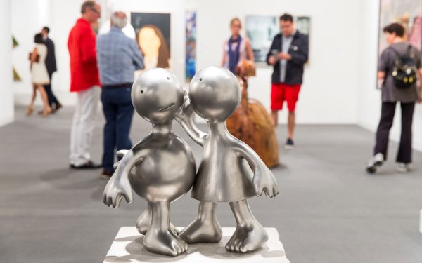 Escultura de plata de la Galería Marlborough de una pareja contando secretos