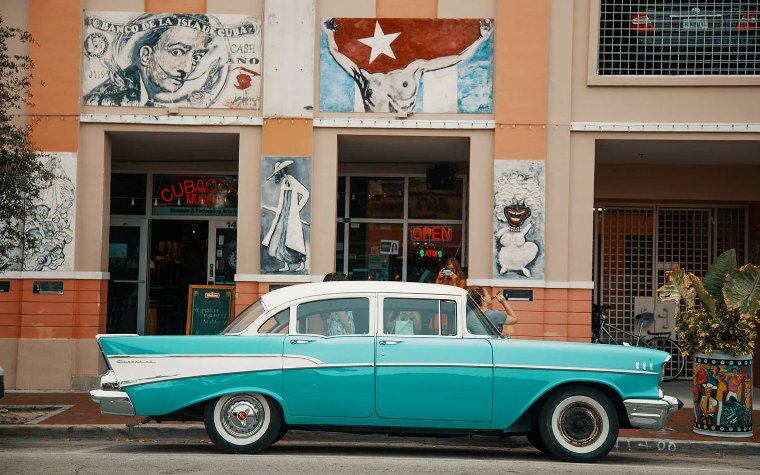 Classic car in front of Cubaocho