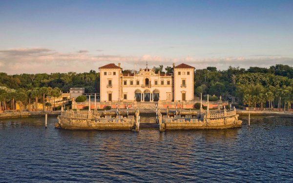 Architektur im mediterranen Stil, umgeben von einer ruhigen Oase üppigen Grüns, die auf wundersame Weise erhalten geblieben ist