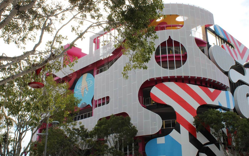 Le garage du musée coloré