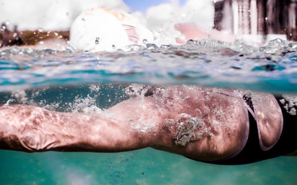 Primer plano de un nadador de aguas abiertas de Miami EE. UU.